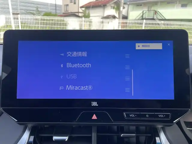 トヨタ ハリアー ハイブリッド Z 福岡県 2024(令6)年 0.3万km プラチナホワイトパールマイカ ワンオーナー/パノラマルーフ/純正12.3インチディスプレイナビ/・（USB/BT/Miracast/フルセグTV)/・JBLサウンドシステム/・全方位モニター/トヨタセーフティセンス/コーナーセンサー/デジタルインナーミラー/HUD/ETC2.0/純正ドライブレコーダー/パワーバックドア/ハーフレザーシート/・パワーシート（D）/プッシュスタート/・スマートキー/電子パーキング/・オートホールド/革巻きステアリング/・チルト＆テレストコピック/・ステアリングリモコン/LEDヘッドライト/・オートライト/・フォグライト/トノカバー/スペアタイヤ/純正フロアマット/ドアバイザー