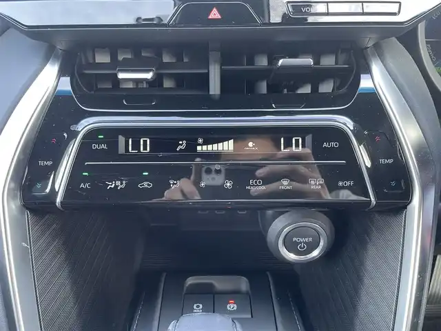 トヨタ ハリアー ハイブリッド Z 福岡県 2024(令6)年 0.3万km プラチナホワイトパールマイカ ワンオーナー/パノラマルーフ/純正12.3インチディスプレイナビ/・（USB/BT/Miracast/フルセグTV)/・JBLサウンドシステム/・全方位モニター/トヨタセーフティセンス/コーナーセンサー/デジタルインナーミラー/HUD/ETC2.0/純正ドライブレコーダー/パワーバックドア/ハーフレザーシート/・パワーシート（D）/プッシュスタート/・スマートキー/電子パーキング/・オートホールド/革巻きステアリング/・チルト＆テレストコピック/・ステアリングリモコン/LEDヘッドライト/・オートライト/・フォグライト/トノカバー/スペアタイヤ/純正フロアマット/ドアバイザー