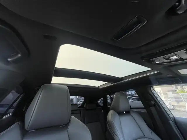 トヨタ ハリアー ハイブリッド Z 福岡県 2024(令6)年 0.3万km プラチナホワイトパールマイカ ワンオーナー/パノラマルーフ/純正12.3インチディスプレイナビ/・（USB/BT/Miracast/フルセグTV)/・JBLサウンドシステム/・全方位モニター/トヨタセーフティセンス/コーナーセンサー/デジタルインナーミラー/HUD/ETC2.0/純正ドライブレコーダー/パワーバックドア/ハーフレザーシート/・パワーシート（D）/プッシュスタート/・スマートキー/電子パーキング/・オートホールド/革巻きステアリング/・チルト＆テレストコピック/・ステアリングリモコン/LEDヘッドライト/・オートライト/・フォグライト/トノカバー/スペアタイヤ/純正フロアマット/ドアバイザー