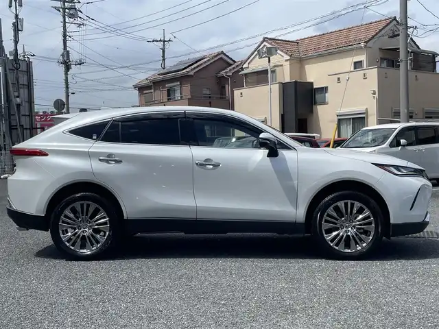 トヨタ ハリアー ハイブリッド Z 福岡県 2024(令6)年 0.3万km プラチナホワイトパールマイカ ワンオーナー/パノラマルーフ/純正12.3インチディスプレイナビ/・（USB/BT/Miracast/フルセグTV)/・JBLサウンドシステム/・全方位モニター/トヨタセーフティセンス/コーナーセンサー/デジタルインナーミラー/HUD/ETC2.0/純正ドライブレコーダー/パワーバックドア/ハーフレザーシート/・パワーシート（D）/プッシュスタート/・スマートキー/電子パーキング/・オートホールド/革巻きステアリング/・チルト＆テレストコピック/・ステアリングリモコン/LEDヘッドライト/・オートライト/・フォグライト/トノカバー/スペアタイヤ/純正フロアマット/ドアバイザー