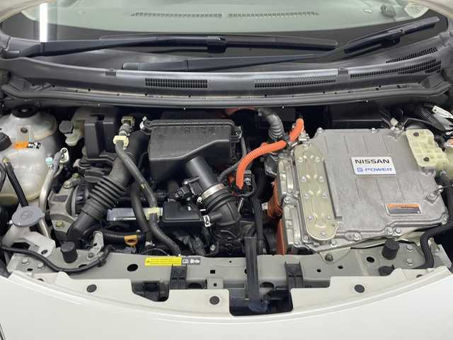 日産 ノート e－パワー X 長崎県 2018(平30)年 6.6万km ブリリアントホワイトパール 純正SDナビ（MM318D-W）/（フルセグ/CD/DVD/BTA）/エアロ（前/横/後/後下）/衝突被害軽減ブレーキ/前後コーナーセンサー/横滑り防止装置/純正フロアマット/社外14インチアルミホイール/AAC/ETC/純正ドラレコ/デジタルインナーミラー/プッシュスタート/スマートキー/純正ドアバイザー