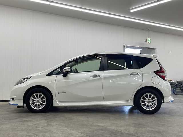 日産 ノート e－パワー X 長崎県 2018(平30)年 6.6万km ブリリアントホワイトパール 純正SDナビ（MM318D-W）/（フルセグ/CD/DVD/BTA）/エアロ（前/横/後/後下）/衝突被害軽減ブレーキ/前後コーナーセンサー/横滑り防止装置/純正フロアマット/社外14インチアルミホイール/AAC/ETC/純正ドラレコ/デジタルインナーミラー/プッシュスタート/スマートキー/純正ドアバイザー