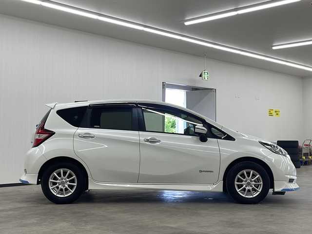 日産 ノート e－パワー X 長崎県 2018(平30)年 6.6万km ブリリアントホワイトパール 純正SDナビ（MM318D-W）/（フルセグ/CD/DVD/BTA）/エアロ（前/横/後/後下）/衝突被害軽減ブレーキ/前後コーナーセンサー/横滑り防止装置/純正フロアマット/社外14インチアルミホイール/AAC/ETC/純正ドラレコ/デジタルインナーミラー/プッシュスタート/スマートキー/純正ドアバイザー