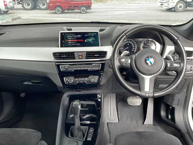 ＢＭＷ Ｘ１ xDrive 18d Mスポーツ ハイライン 愛知県 2019(令1)年 6.6万km アルピンホワイトⅢ 4WD/ディーゼル・ターボ/メーカーオプション/ハイラインパッケージ/-パーフォレーテッドダコタレザーシート/-フロントシートヒーティング/-ファインウッドオークグレインマットインテリアトリム/コンフォートパッケージ/-オートマチックテールゲートオペレーション/-スライディングリヤシート/-電動フロントシート運転席メモリー機能付/主要装備/インテリジェントセーフティ/純正HDDナビ/(DVD/Bt/USB)/バックカメラ/ミラー一体型ETC/スマートキー/前後バンパーソナー/ダウンヒルアシスト/18インチアルミホイール/LEDオートライト/シルバールーフレール/ウインカーミラー/前後フォグランプ/革巻きステア/ノブ/オーディオ/ステアスイッチ/オートワイパー/電格調整ミラー/レーンキーピングアシスト/パーキングアシスト/ヒルクライムアシスト/横滑り防止機能/W/サイド/カーテンエアバッグ/ABS/スマートキー/保証書/取説/記録簿