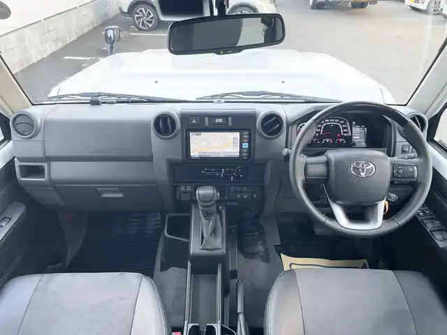 トヨタ ランドクルーザー AX 栃木県 2025(令7)年 0.1千km スーパーホワイトⅡ パートタイム4WDシステム/電動デフロック(フロント・リヤ)/デュアルモードオートマチックロッキングハブ/ヒルスタートアシストコントロール(HAC)/ダウンヒルアシストコントロール(DAC)/Bi-Beam LEDヘッドランプ(マニュアルレベリング機能付)/ToyotaSafetySense/・プリクラッシュセーフティ(歩行者［昼夜］・自転車運転者［昼］検知機能付衝突回避支援タイプ/ミリ波レーダー+単眼カメラ方式)/・レーンディパーチャーアラート［LDA］/・オートマチックハイビーム［AHB］/・ロードサインアシスト［RSA］/・発進遅れ告知機能［TMN］/純正7インチナビ[NMZK-W73D]/・地デジ/・Bluetooth/・DVD/CD/SD/・USB/ETC2.0/自動防眩インナーミラー(バックモニター内蔵)/充電用USB端子(Type-C/フロント2個)