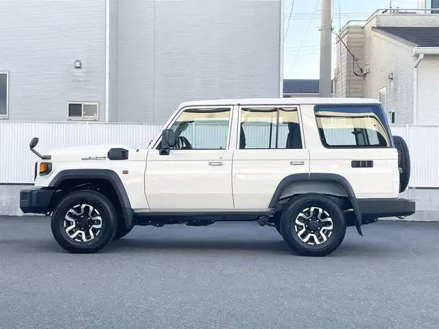 トヨタ ランドクルーザー AX 栃木県 2025(令7)年 0.1千km スーパーホワイトⅡ パートタイム4WDシステム/電動デフロック(フロント・リヤ)/デュアルモードオートマチックロッキングハブ/ヒルスタートアシストコントロール(HAC)/ダウンヒルアシストコントロール(DAC)/Bi-Beam LEDヘッドランプ(マニュアルレベリング機能付)/ToyotaSafetySense/・プリクラッシュセーフティ(歩行者［昼夜］・自転車運転者［昼］検知機能付衝突回避支援タイプ/ミリ波レーダー+単眼カメラ方式)/・レーンディパーチャーアラート［LDA］/・オートマチックハイビーム［AHB］/・ロードサインアシスト［RSA］/・発進遅れ告知機能［TMN］/純正7インチナビ[NMZK-W73D]/・地デジ/・Bluetooth/・DVD/CD/SD/・USB/ETC2.0/自動防眩インナーミラー(バックモニター内蔵)/充電用USB端子(Type-C/フロント2個)