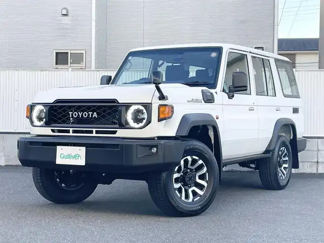 トヨタ ランドクルーザー AX 栃木県 2025(令7)年 0.1千km スーパーホワイトⅡ パートタイム4WDシステム/電動デフロック(フロント・リヤ)/デュアルモードオートマチックロッキングハブ/ヒルスタートアシストコントロール(HAC)/ダウンヒルアシストコントロール(DAC)/Bi-Beam LEDヘッドランプ(マニュアルレベリング機能付)/ToyotaSafetySense/・プリクラッシュセーフティ(歩行者［昼夜］・自転車運転者［昼］検知機能付衝突回避支援タイプ/ミリ波レーダー+単眼カメラ方式)/・レーンディパーチャーアラート［LDA］/・オートマチックハイビーム［AHB］/・ロードサインアシスト［RSA］/・発進遅れ告知機能［TMN］/純正7インチナビ[NMZK-W73D]/・地デジ/・Bluetooth/・DVD/CD/SD/・USB/ETC2.0/自動防眩インナーミラー(バックモニター内蔵)/充電用USB端子(Type-C/フロント2個)