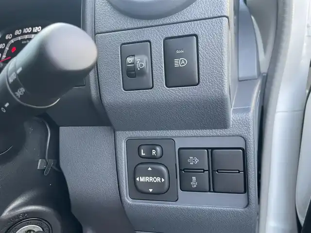 トヨタ ランドクルーザー AX 栃木県 2025(令7)年 0.1千km スーパーホワイトⅡ パートタイム4WDシステム/電動デフロック(フロント・リヤ)/デュアルモードオートマチックロッキングハブ/ヒルスタートアシストコントロール(HAC)/ダウンヒルアシストコントロール(DAC)/Bi-Beam LEDヘッドランプ(マニュアルレベリング機能付)/ToyotaSafetySense/・プリクラッシュセーフティ(歩行者［昼夜］・自転車運転者［昼］検知機能付衝突回避支援タイプ/ミリ波レーダー+単眼カメラ方式)/・レーンディパーチャーアラート［LDA］/・オートマチックハイビーム［AHB］/・ロードサインアシスト［RSA］/・発進遅れ告知機能［TMN］/純正7インチナビ[NMZK-W73D]/・地デジ/・Bluetooth/・DVD/CD/SD/・USB/ETC2.0/自動防眩インナーミラー(バックモニター内蔵)/充電用USB端子(Type-C/フロント2個)