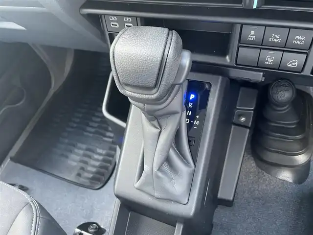 トヨタ ランドクルーザー AX 栃木県 2025(令7)年 0.1千km スーパーホワイトⅡ パートタイム4WDシステム/電動デフロック(フロント・リヤ)/デュアルモードオートマチックロッキングハブ/ヒルスタートアシストコントロール(HAC)/ダウンヒルアシストコントロール(DAC)/Bi-Beam LEDヘッドランプ(マニュアルレベリング機能付)/ToyotaSafetySense/・プリクラッシュセーフティ(歩行者［昼夜］・自転車運転者［昼］検知機能付衝突回避支援タイプ/ミリ波レーダー+単眼カメラ方式)/・レーンディパーチャーアラート［LDA］/・オートマチックハイビーム［AHB］/・ロードサインアシスト［RSA］/・発進遅れ告知機能［TMN］/純正7インチナビ[NMZK-W73D]/・地デジ/・Bluetooth/・DVD/CD/SD/・USB/ETC2.0/自動防眩インナーミラー(バックモニター内蔵)/充電用USB端子(Type-C/フロント2個)