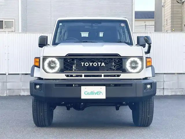 トヨタ ランドクルーザー AX 栃木県 2025(令7)年 0.1千km スーパーホワイトⅡ パートタイム4WDシステム/電動デフロック(フロント・リヤ)/デュアルモードオートマチックロッキングハブ/ヒルスタートアシストコントロール(HAC)/ダウンヒルアシストコントロール(DAC)/Bi-Beam LEDヘッドランプ(マニュアルレベリング機能付)/ToyotaSafetySense/・プリクラッシュセーフティ(歩行者［昼夜］・自転車運転者［昼］検知機能付衝突回避支援タイプ/ミリ波レーダー+単眼カメラ方式)/・レーンディパーチャーアラート［LDA］/・オートマチックハイビーム［AHB］/・ロードサインアシスト［RSA］/・発進遅れ告知機能［TMN］/純正7インチナビ[NMZK-W73D]/・地デジ/・Bluetooth/・DVD/CD/SD/・USB/ETC2.0/自動防眩インナーミラー(バックモニター内蔵)/充電用USB端子(Type-C/フロント2個)