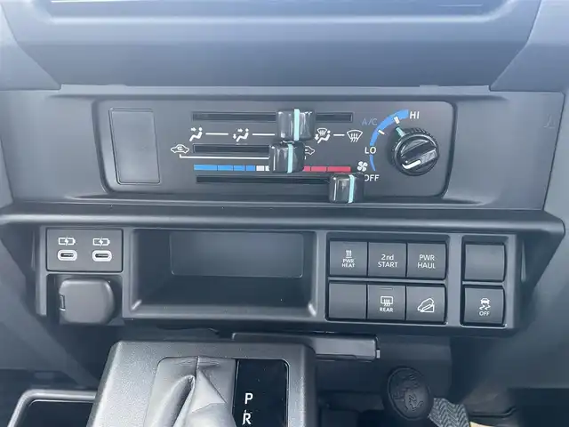 トヨタ ランドクルーザー AX 栃木県 2025(令7)年 0.1千km スーパーホワイトⅡ パートタイム4WDシステム/電動デフロック(フロント・リヤ)/デュアルモードオートマチックロッキングハブ/ヒルスタートアシストコントロール(HAC)/ダウンヒルアシストコントロール(DAC)/Bi-Beam LEDヘッドランプ(マニュアルレベリング機能付)/ToyotaSafetySense/・プリクラッシュセーフティ(歩行者［昼夜］・自転車運転者［昼］検知機能付衝突回避支援タイプ/ミリ波レーダー+単眼カメラ方式)/・レーンディパーチャーアラート［LDA］/・オートマチックハイビーム［AHB］/・ロードサインアシスト［RSA］/・発進遅れ告知機能［TMN］/純正7インチナビ[NMZK-W73D]/・地デジ/・Bluetooth/・DVD/CD/SD/・USB/ETC2.0/自動防眩インナーミラー(バックモニター内蔵)/充電用USB端子(Type-C/フロント2個)