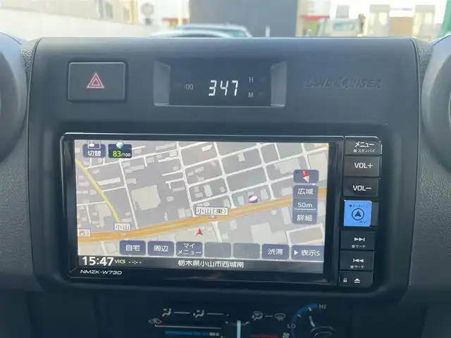 トヨタ ランドクルーザー AX 栃木県 2025(令7)年 0.1千km スーパーホワイトⅡ パートタイム4WDシステム/電動デフロック(フロント・リヤ)/デュアルモードオートマチックロッキングハブ/ヒルスタートアシストコントロール(HAC)/ダウンヒルアシストコントロール(DAC)/Bi-Beam LEDヘッドランプ(マニュアルレベリング機能付)/ToyotaSafetySense/・プリクラッシュセーフティ(歩行者［昼夜］・自転車運転者［昼］検知機能付衝突回避支援タイプ/ミリ波レーダー+単眼カメラ方式)/・レーンディパーチャーアラート［LDA］/・オートマチックハイビーム［AHB］/・ロードサインアシスト［RSA］/・発進遅れ告知機能［TMN］/純正7インチナビ[NMZK-W73D]/・地デジ/・Bluetooth/・DVD/CD/SD/・USB/ETC2.0/自動防眩インナーミラー(バックモニター内蔵)/充電用USB端子(Type-C/フロント2個)