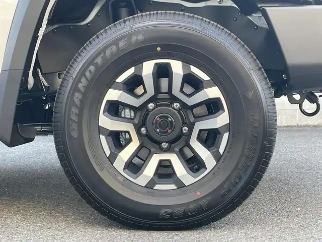 トヨタ ランドクルーザー AX 栃木県 2025(令7)年 0.1千km スーパーホワイトⅡ パートタイム4WDシステム/電動デフロック(フロント・リヤ)/デュアルモードオートマチックロッキングハブ/ヒルスタートアシストコントロール(HAC)/ダウンヒルアシストコントロール(DAC)/Bi-Beam LEDヘッドランプ(マニュアルレベリング機能付)/ToyotaSafetySense/・プリクラッシュセーフティ(歩行者［昼夜］・自転車運転者［昼］検知機能付衝突回避支援タイプ/ミリ波レーダー+単眼カメラ方式)/・レーンディパーチャーアラート［LDA］/・オートマチックハイビーム［AHB］/・ロードサインアシスト［RSA］/・発進遅れ告知機能［TMN］/純正7インチナビ[NMZK-W73D]/・地デジ/・Bluetooth/・DVD/CD/SD/・USB/ETC2.0/自動防眩インナーミラー(バックモニター内蔵)/充電用USB端子(Type-C/フロント2個)