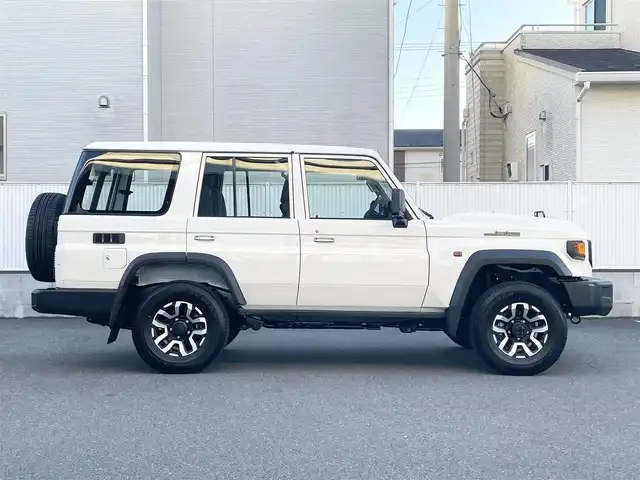 トヨタ ランドクルーザー AX 栃木県 2025(令7)年 0.1千km スーパーホワイトⅡ パートタイム4WDシステム/電動デフロック(フロント・リヤ)/デュアルモードオートマチックロッキングハブ/ヒルスタートアシストコントロール(HAC)/ダウンヒルアシストコントロール(DAC)/Bi-Beam LEDヘッドランプ(マニュアルレベリング機能付)/ToyotaSafetySense/・プリクラッシュセーフティ(歩行者［昼夜］・自転車運転者［昼］検知機能付衝突回避支援タイプ/ミリ波レーダー+単眼カメラ方式)/・レーンディパーチャーアラート［LDA］/・オートマチックハイビーム［AHB］/・ロードサインアシスト［RSA］/・発進遅れ告知機能［TMN］/純正7インチナビ[NMZK-W73D]/・地デジ/・Bluetooth/・DVD/CD/SD/・USB/ETC2.0/自動防眩インナーミラー(バックモニター内蔵)/充電用USB端子(Type-C/フロント2個)