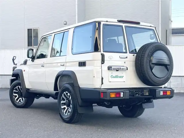 トヨタ ランドクルーザー AX 栃木県 2025(令7)年 0.1千km スーパーホワイトⅡ パートタイム4WDシステム/電動デフロック(フロント・リヤ)/デュアルモードオートマチックロッキングハブ/ヒルスタートアシストコントロール(HAC)/ダウンヒルアシストコントロール(DAC)/Bi-Beam LEDヘッドランプ(マニュアルレベリング機能付)/ToyotaSafetySense/・プリクラッシュセーフティ(歩行者［昼夜］・自転車運転者［昼］検知機能付衝突回避支援タイプ/ミリ波レーダー+単眼カメラ方式)/・レーンディパーチャーアラート［LDA］/・オートマチックハイビーム［AHB］/・ロードサインアシスト［RSA］/・発進遅れ告知機能［TMN］/純正7インチナビ[NMZK-W73D]/・地デジ/・Bluetooth/・DVD/CD/SD/・USB/ETC2.0/自動防眩インナーミラー(バックモニター内蔵)/充電用USB端子(Type-C/フロント2個)