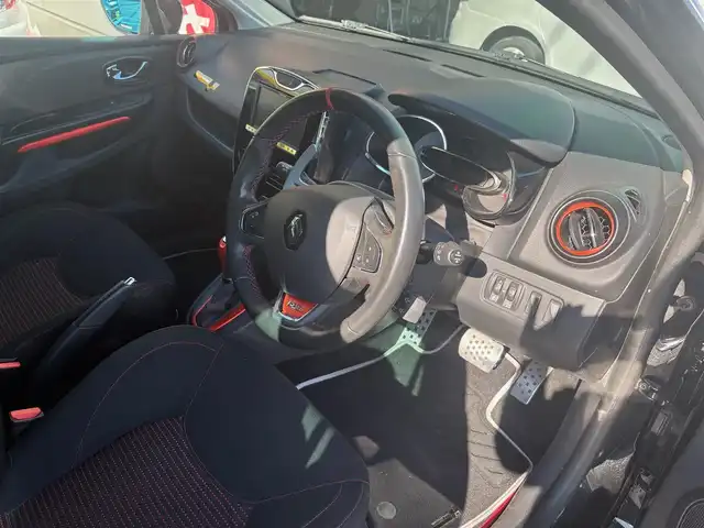 ルノー ルーテシア ルノー スポール シャシーカップ 静岡県 2014(平26)年 8.7万km 黒 ワンオーナー /禁煙車/タイヤ7ミリ/シャシーカップ/ローダウン/ハードセッティングサスペンション/レッドブレーキキャリパー/BASS REFLEXサウンドシステム/carrozzeria SDナビ　AVIC-MRZ099/(CD/DVD/BT/SD/フルセグTV)/社外前後ドライブレコーダー　VREC DH300D/社外ETC/プッシュスタート/カードキー×2/純正フロアマット×2セット/18インチアルミホイール/保証書・取扱説明書