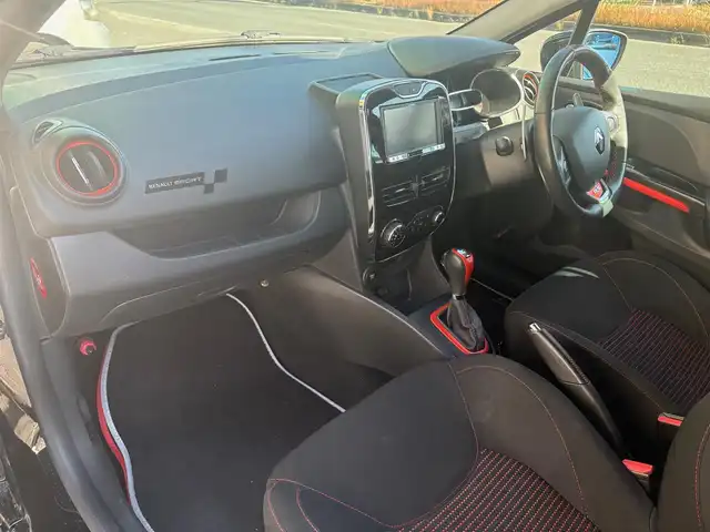 ルノー ルーテシア ルノー スポール シャシーカップ 静岡県 2014(平26)年 8.7万km 黒 ワンオーナー /禁煙車/タイヤ7ミリ/シャシーカップ/ローダウン/ハードセッティングサスペンション/レッドブレーキキャリパー/BASS REFLEXサウンドシステム/carrozzeria SDナビ　AVIC-MRZ099/(CD/DVD/BT/SD/フルセグTV)/社外前後ドライブレコーダー　VREC DH300D/社外ETC/プッシュスタート/カードキー×2/純正フロアマット×2セット/18インチアルミホイール/保証書・取扱説明書