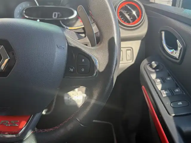 ルノー ルーテシア ルノー スポール シャシーカップ 静岡県 2014(平26)年 8.7万km 黒 ワンオーナー /禁煙車/タイヤ7ミリ/シャシーカップ/ローダウン/ハードセッティングサスペンション/レッドブレーキキャリパー/BASS REFLEXサウンドシステム/carrozzeria SDナビ　AVIC-MRZ099/(CD/DVD/BT/SD/フルセグTV)/社外前後ドライブレコーダー　VREC DH300D/社外ETC/プッシュスタート/カードキー×2/純正フロアマット×2セット/18インチアルミホイール/保証書・取扱説明書