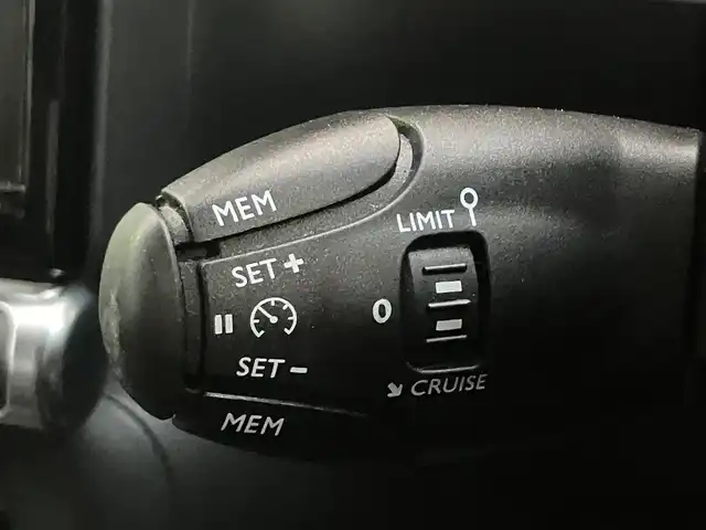 シトロエン Ｃ３ フィール 三重県 2017(平29)年 5.3万km グレー ♪ターボ/♪アクティブセーフティブレーキ/♪レーンディパーチャーウォーニング/♪パーキングアシスタンス/♪クルーズコントロール/♪純正ディスプレイオーディオ/ ・Bluetooth・ミラーリング/ ・USB/♪アイドリングストップ/♪ステアリングスイッチ/♪LEDヘッドライト/♪フォグライト /♪オートライト/♪オートワイパー/♪ドライブレコーダー(前後）/♪フロアマット/♪プライバシーガラス