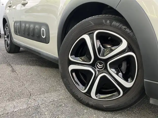 シトロエン Ｃ３ フィール 三重県 2017(平29)年 5.3万km グレー ♪ターボ/♪アクティブセーフティブレーキ/♪レーンディパーチャーウォーニング/♪パーキングアシスタンス/♪クルーズコントロール/♪純正ディスプレイオーディオ/ ・Bluetooth・ミラーリング/ ・USB/♪アイドリングストップ/♪ステアリングスイッチ/♪LEDヘッドライト/♪フォグライト /♪オートライト/♪オートワイパー/♪ドライブレコーダー(前後）/♪フロアマット/♪プライバシーガラス