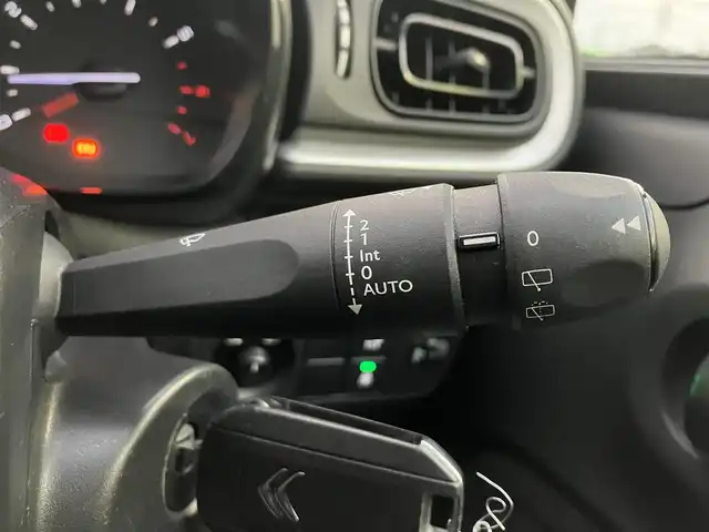 シトロエン Ｃ３ フィール 三重県 2017(平29)年 5.3万km グレー ♪ターボ/♪アクティブセーフティブレーキ/♪レーンディパーチャーウォーニング/♪パーキングアシスタンス/♪クルーズコントロール/♪純正ディスプレイオーディオ/ ・Bluetooth・ミラーリング/ ・USB/♪アイドリングストップ/♪ステアリングスイッチ/♪LEDヘッドライト/♪フォグライト /♪オートライト/♪オートワイパー/♪ドライブレコーダー(前後）/♪フロアマット/♪プライバシーガラス