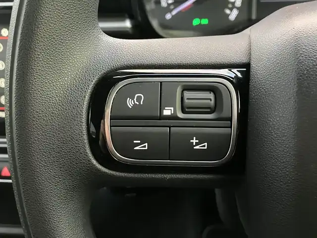 シトロエン Ｃ３ フィール 三重県 2017(平29)年 5.3万km グレー ♪ターボ/♪アクティブセーフティブレーキ/♪レーンディパーチャーウォーニング/♪パーキングアシスタンス/♪クルーズコントロール/♪純正ディスプレイオーディオ/ ・Bluetooth・ミラーリング/ ・USB/♪アイドリングストップ/♪ステアリングスイッチ/♪LEDヘッドライト/♪フォグライト /♪オートライト/♪オートワイパー/♪ドライブレコーダー(前後）/♪フロアマット/♪プライバシーガラス