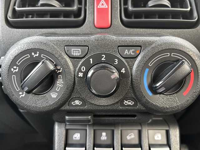 スズキ ジムニー XG 滋賀県 2023(令5)年 0.8万km ブルーイッシュブラックパール3 Carrozzeriaディスプレイオーディオ/(Bluetooth/AppleCarplay)/4WD/5MT/衝突軽減ブレーキ/レーンキープアシスト/ビルトインETC/センターデフロック/ダウンヒルアシスト/スタッドレスタイヤ付き/USB