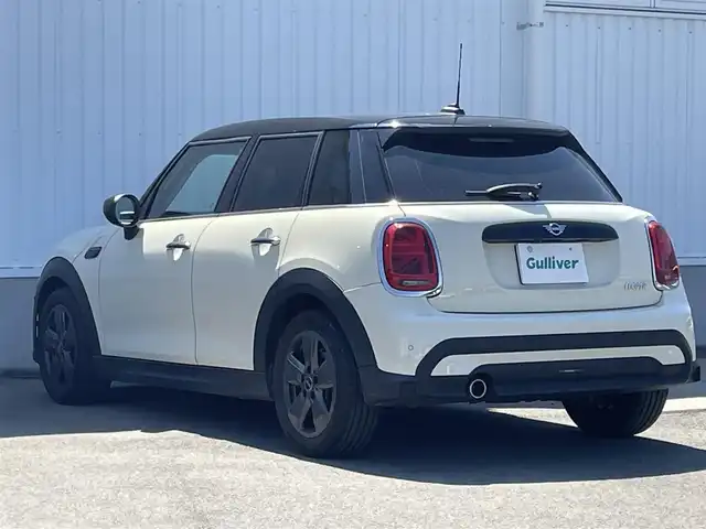 ＭＩＮＩ ＢＭＷ ミニ クーパー 愛媛県 2023(令5)年 1.5万km ペッパー・ホワイト プレミアムプラスパッケージ/純正ナビ　/AM/FM/BT/バックカメラ　/パーキングアシスト　/クルーズコントロール　/インテリジェントセーフティ　/ヘッドアップディスプレイ　/アイドリングストップ　/コーナーセンサー　/ステアリングリモコン　/ETC/デジタルスピードメーター/置くだけ充電/USB/タイプC/D/N席シートヒーター/スペアキー/現状サマー(純正AW)(195/55/R16)/HanKOOK ventus PRime3