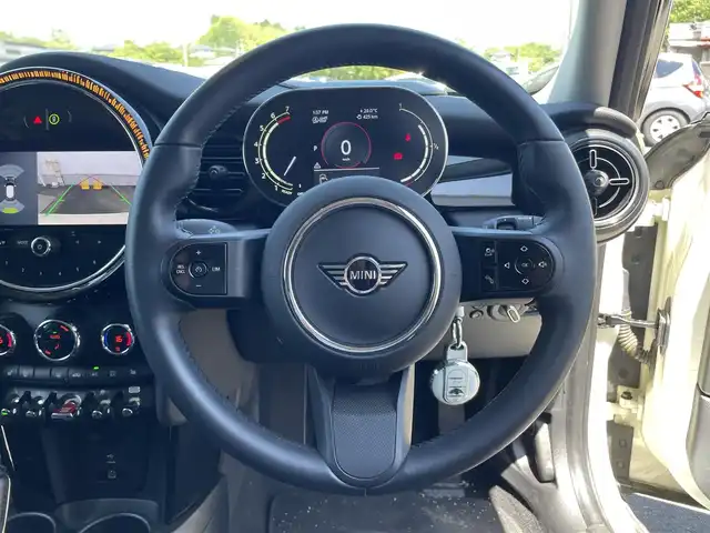ＭＩＮＩ ＢＭＷ ミニ クーパー 愛媛県 2023(令5)年 1.5万km ペッパー・ホワイト プレミアムプラスパッケージ/純正ナビ　/AM/FM/BT/バックカメラ　/パーキングアシスト　/クルーズコントロール　/インテリジェントセーフティ　/ヘッドアップディスプレイ　/アイドリングストップ　/コーナーセンサー　/ステアリングリモコン　/ETC/デジタルスピードメーター/置くだけ充電/USB/タイプC/D/N席シートヒーター/スペアキー/現状サマー(純正AW)(195/55/R16)/HanKOOK ventus PRime3