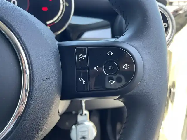 ＭＩＮＩ ＢＭＷ ミニ クーパー 愛媛県 2023(令5)年 1.5万km ペッパー・ホワイト プレミアムプラスパッケージ/純正ナビ　/AM/FM/BT/バックカメラ　/パーキングアシスト　/クルーズコントロール　/インテリジェントセーフティ　/ヘッドアップディスプレイ　/アイドリングストップ　/コーナーセンサー　/ステアリングリモコン　/ETC/デジタルスピードメーター/置くだけ充電/USB/タイプC/D/N席シートヒーター/スペアキー/現状サマー(純正AW)(195/55/R16)/HanKOOK ventus PRime3