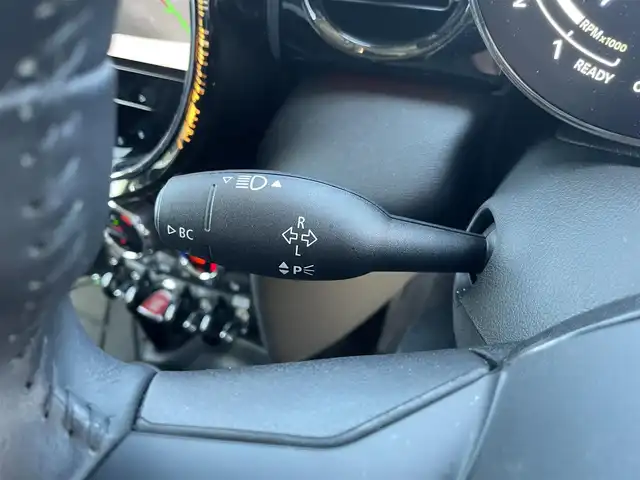 ＭＩＮＩ ＢＭＷ ミニ クーパー 愛媛県 2023(令5)年 1.5万km ペッパー・ホワイト プレミアムプラスパッケージ/純正ナビ　/AM/FM/BT/バックカメラ　/パーキングアシスト　/クルーズコントロール　/インテリジェントセーフティ　/ヘッドアップディスプレイ　/アイドリングストップ　/コーナーセンサー　/ステアリングリモコン　/ETC/デジタルスピードメーター/置くだけ充電/USB/タイプC/D/N席シートヒーター/スペアキー/現状サマー(純正AW)(195/55/R16)/HanKOOK ventus PRime3
