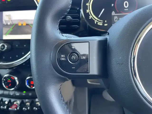 ＭＩＮＩ ＢＭＷ ミニ クーパー 愛媛県 2023(令5)年 1.5万km ペッパー・ホワイト プレミアムプラスパッケージ/純正ナビ　/AM/FM/BT/バックカメラ　/パーキングアシスト　/クルーズコントロール　/インテリジェントセーフティ　/ヘッドアップディスプレイ　/アイドリングストップ　/コーナーセンサー　/ステアリングリモコン　/ETC/デジタルスピードメーター/置くだけ充電/USB/タイプC/D/N席シートヒーター/スペアキー/現状サマー(純正AW)(195/55/R16)/HanKOOK ventus PRime3