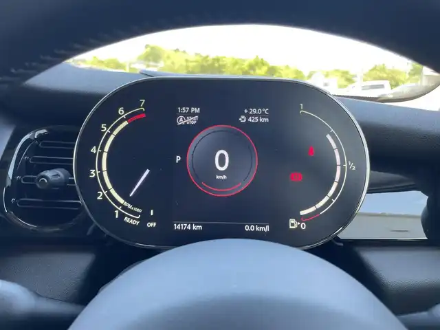 ＭＩＮＩ ＢＭＷ ミニ クーパー 愛媛県 2023(令5)年 1.5万km ペッパー・ホワイト プレミアムプラスパッケージ/純正ナビ　/AM/FM/BT/バックカメラ　/パーキングアシスト　/クルーズコントロール　/インテリジェントセーフティ　/ヘッドアップディスプレイ　/アイドリングストップ　/コーナーセンサー　/ステアリングリモコン　/ETC/デジタルスピードメーター/置くだけ充電/USB/タイプC/D/N席シートヒーター/スペアキー/現状サマー(純正AW)(195/55/R16)/HanKOOK ventus PRime3