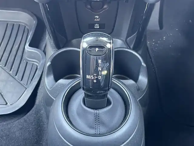 ＭＩＮＩ ＢＭＷ ミニ クーパー 愛媛県 2023(令5)年 1.5万km ペッパー・ホワイト プレミアムプラスパッケージ/純正ナビ　/AM/FM/BT/バックカメラ　/パーキングアシスト　/クルーズコントロール　/インテリジェントセーフティ　/ヘッドアップディスプレイ　/アイドリングストップ　/コーナーセンサー　/ステアリングリモコン　/ETC/デジタルスピードメーター/置くだけ充電/USB/タイプC/D/N席シートヒーター/スペアキー/現状サマー(純正AW)(195/55/R16)/HanKOOK ventus PRime3