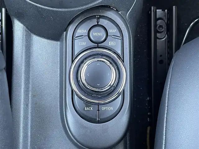 ＭＩＮＩ ＢＭＷ ミニ クーパー 愛媛県 2023(令5)年 1.5万km ペッパー・ホワイト プレミアムプラスパッケージ/純正ナビ　/AM/FM/BT/バックカメラ　/パーキングアシスト　/クルーズコントロール　/インテリジェントセーフティ　/ヘッドアップディスプレイ　/アイドリングストップ　/コーナーセンサー　/ステアリングリモコン　/ETC/デジタルスピードメーター/置くだけ充電/USB/タイプC/D/N席シートヒーター/スペアキー/現状サマー(純正AW)(195/55/R16)/HanKOOK ventus PRime3