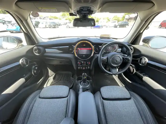 ＭＩＮＩ ＢＭＷ ミニ クーパー 愛媛県 2023(令5)年 1.5万km ペッパー・ホワイト プレミアムプラスパッケージ/純正ナビ　/AM/FM/BT/バックカメラ　/パーキングアシスト　/クルーズコントロール　/インテリジェントセーフティ　/ヘッドアップディスプレイ　/アイドリングストップ　/コーナーセンサー　/ステアリングリモコン　/ETC/デジタルスピードメーター/置くだけ充電/USB/タイプC/D/N席シートヒーター/スペアキー/現状サマー(純正AW)(195/55/R16)/HanKOOK ventus PRime3