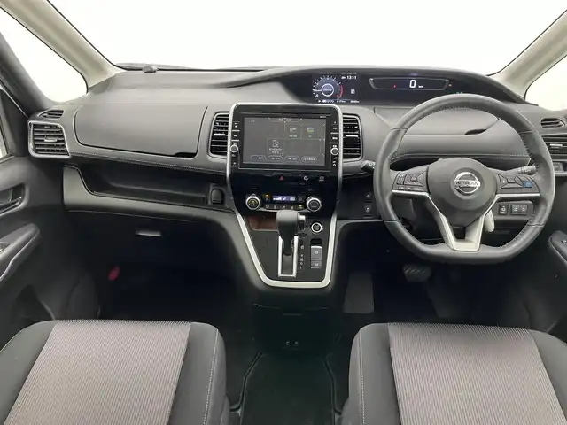 日産 セレナ ハイウェイスター Vセレクション 愛知県 2017(平29)年 2.9万km ブリリアントホワイトパール 純正９型ナビ　純正後席モニター　プロパイロット　デジタルインナーミラー　パーキングアシスト　全方位カメラ　エマブレ　衝突軽減　追従クルコン　シートヒーター　ドラレコ　ハンズフリー両側パワスラ　ＬＥＤオートライト　フォグランプ　オートホールド　プッシュスタート　禁煙車