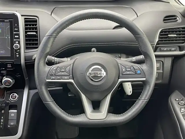 日産 セレナ ハイウェイスター Vセレクション 愛知県 2017(平29)年 2.9万km ブリリアントホワイトパール 純正９型ナビ　純正後席モニター　プロパイロット　デジタルインナーミラー　パーキングアシスト　全方位カメラ　エマブレ　衝突軽減　追従クルコン　シートヒーター　ドラレコ　ハンズフリー両側パワスラ　ＬＥＤオートライト　フォグランプ　オートホールド　プッシュスタート　禁煙車