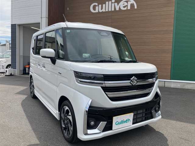 スズキ スペーシア カスタム HYBRID XS ターボ 埼玉県 2024(令6)年 0.7万km ピュアホワイトP 登録時6898km/ワンオーナー/ターボ車/両側パワースライドドア/セーフティサポート/　・デュアルセンサーブレーキサポート2/　・低速時前進後進ブレーキサポート/　・車線維持支援機能/　・車線逸脱抑制機能/　・標識認識機能/　・ふらつき警報機能/　・発進お知らせ機能/　・前後誤発進抑制機能/　・ハイビームアシスト/　・ヘッドアップディスプレイ/　・アダプティブクルーズコントロール/社外8型メモリーナビ（AVIC-CL912）/　・バックカメラ/　・フルセグTV/　・CD/DVD再生/　・USB端子/　・Bluetooth接続/　・SDミュージックサーバー/ハーフレザーシート/　・前席シートヒーター/　・後席オットマン/革巻きステアリング/　・ステアリングヒーター/電子式パーキングブレーキ/LEDヘッドライト/LEDフォグ/スマートキー×2/プッシュスタートボタン/後席サーキュレーター/アイドリングストップ/純正15インチAW/純正スポイラー/パドルシフト/保証書/取扱説明書/