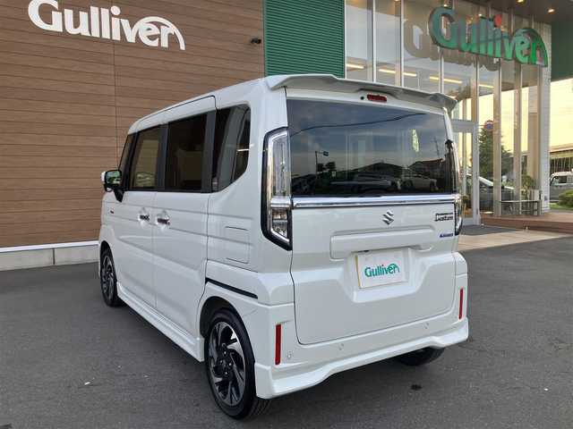 スズキ スペーシア カスタム HYBRID XS ターボ 埼玉県 2024(令6)年 0.7万km ピュアホワイトP 登録時6898km/ワンオーナー/ターボ車/両側パワースライドドア/セーフティサポート/　・デュアルセンサーブレーキサポート2/　・低速時前進後進ブレーキサポート/　・車線維持支援機能/　・車線逸脱抑制機能/　・標識認識機能/　・ふらつき警報機能/　・発進お知らせ機能/　・前後誤発進抑制機能/　・ハイビームアシスト/　・ヘッドアップディスプレイ/　・アダプティブクルーズコントロール/社外8型メモリーナビ（AVIC-CL912）/　・バックカメラ/　・フルセグTV/　・CD/DVD再生/　・USB端子/　・Bluetooth接続/　・SDミュージックサーバー/ハーフレザーシート/　・前席シートヒーター/　・後席オットマン/革巻きステアリング/　・ステアリングヒーター/電子式パーキングブレーキ/LEDヘッドライト/LEDフォグ/スマートキー×2/プッシュスタートボタン/後席サーキュレーター/アイドリングストップ/純正15インチAW/純正スポイラー/パドルシフト/保証書/取扱説明書/