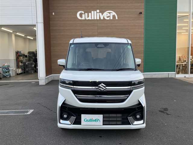 スズキ スペーシア カスタム HYBRID XS ターボ 埼玉県 2024(令6)年 0.7万km ピュアホワイトP 登録時6898km/ワンオーナー/ターボ車/両側パワースライドドア/セーフティサポート/　・デュアルセンサーブレーキサポート2/　・低速時前進後進ブレーキサポート/　・車線維持支援機能/　・車線逸脱抑制機能/　・標識認識機能/　・ふらつき警報機能/　・発進お知らせ機能/　・前後誤発進抑制機能/　・ハイビームアシスト/　・ヘッドアップディスプレイ/　・アダプティブクルーズコントロール/社外8型メモリーナビ（AVIC-CL912）/　・バックカメラ/　・フルセグTV/　・CD/DVD再生/　・USB端子/　・Bluetooth接続/　・SDミュージックサーバー/ハーフレザーシート/　・前席シートヒーター/　・後席オットマン/革巻きステアリング/　・ステアリングヒーター/電子式パーキングブレーキ/LEDヘッドライト/LEDフォグ/スマートキー×2/プッシュスタートボタン/後席サーキュレーター/アイドリングストップ/純正15インチAW/純正スポイラー/パドルシフト/保証書/取扱説明書/