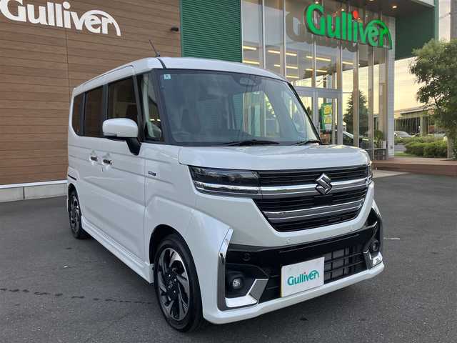スズキ スペーシア カスタム HYBRID XS ターボ 埼玉県 2024(令6)年 0.7万km ピュアホワイトP 登録時6898km/ワンオーナー/ターボ車/両側パワースライドドア/セーフティサポート/　・デュアルセンサーブレーキサポート2/　・低速時前進後進ブレーキサポート/　・車線維持支援機能/　・車線逸脱抑制機能/　・標識認識機能/　・ふらつき警報機能/　・発進お知らせ機能/　・前後誤発進抑制機能/　・ハイビームアシスト/　・ヘッドアップディスプレイ/　・アダプティブクルーズコントロール/社外8型メモリーナビ（AVIC-CL912）/　・バックカメラ/　・フルセグTV/　・CD/DVD再生/　・USB端子/　・Bluetooth接続/　・SDミュージックサーバー/ハーフレザーシート/　・前席シートヒーター/　・後席オットマン/革巻きステアリング/　・ステアリングヒーター/電子式パーキングブレーキ/LEDヘッドライト/LEDフォグ/スマートキー×2/プッシュスタートボタン/後席サーキュレーター/アイドリングストップ/純正15インチAW/純正スポイラー/パドルシフト/保証書/取扱説明書/