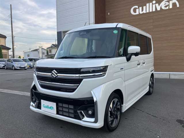 スズキ スペーシア カスタム HYBRID XS ターボ 埼玉県 2024(令6)年 0.7万km ピュアホワイトP 登録時6898km/ワンオーナー/ターボ車/両側パワースライドドア/セーフティサポート/　・デュアルセンサーブレーキサポート2/　・低速時前進後進ブレーキサポート/　・車線維持支援機能/　・車線逸脱抑制機能/　・標識認識機能/　・ふらつき警報機能/　・発進お知らせ機能/　・前後誤発進抑制機能/　・ハイビームアシスト/　・ヘッドアップディスプレイ/　・アダプティブクルーズコントロール/社外8型メモリーナビ（AVIC-CL912）/　・バックカメラ/　・フルセグTV/　・CD/DVD再生/　・USB端子/　・Bluetooth接続/　・SDミュージックサーバー/ハーフレザーシート/　・前席シートヒーター/　・後席オットマン/革巻きステアリング/　・ステアリングヒーター/電子式パーキングブレーキ/LEDヘッドライト/LEDフォグ/スマートキー×2/プッシュスタートボタン/後席サーキュレーター/アイドリングストップ/純正15インチAW/純正スポイラー/パドルシフト/保証書/取扱説明書/