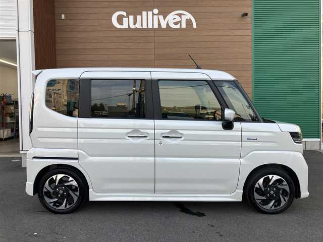 スズキ スペーシア カスタム HYBRID XS ターボ 埼玉県 2024(令6)年 0.7万km ピュアホワイトP 登録時6898km/ワンオーナー/ターボ車/両側パワースライドドア/セーフティサポート/　・デュアルセンサーブレーキサポート2/　・低速時前進後進ブレーキサポート/　・車線維持支援機能/　・車線逸脱抑制機能/　・標識認識機能/　・ふらつき警報機能/　・発進お知らせ機能/　・前後誤発進抑制機能/　・ハイビームアシスト/　・ヘッドアップディスプレイ/　・アダプティブクルーズコントロール/社外8型メモリーナビ（AVIC-CL912）/　・バックカメラ/　・フルセグTV/　・CD/DVD再生/　・USB端子/　・Bluetooth接続/　・SDミュージックサーバー/ハーフレザーシート/　・前席シートヒーター/　・後席オットマン/革巻きステアリング/　・ステアリングヒーター/電子式パーキングブレーキ/LEDヘッドライト/LEDフォグ/スマートキー×2/プッシュスタートボタン/後席サーキュレーター/アイドリングストップ/純正15インチAW/純正スポイラー/パドルシフト/保証書/取扱説明書/