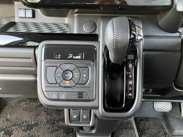 スズキ スペーシア カスタム HYBRID XS ターボ 埼玉県 2024(令6)年 0.7万km ピュアホワイトP 登録時6898km/ワンオーナー/ターボ車/両側パワースライドドア/セーフティサポート/　・デュアルセンサーブレーキサポート2/　・低速時前進後進ブレーキサポート/　・車線維持支援機能/　・車線逸脱抑制機能/　・標識認識機能/　・ふらつき警報機能/　・発進お知らせ機能/　・前後誤発進抑制機能/　・ハイビームアシスト/　・ヘッドアップディスプレイ/　・アダプティブクルーズコントロール/社外8型メモリーナビ（AVIC-CL912）/　・バックカメラ/　・フルセグTV/　・CD/DVD再生/　・USB端子/　・Bluetooth接続/　・SDミュージックサーバー/ハーフレザーシート/　・前席シートヒーター/　・後席オットマン/革巻きステアリング/　・ステアリングヒーター/電子式パーキングブレーキ/LEDヘッドライト/LEDフォグ/スマートキー×2/プッシュスタートボタン/後席サーキュレーター/アイドリングストップ/純正15インチAW/純正スポイラー/パドルシフト/保証書/取扱説明書/