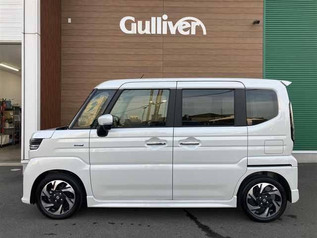 スズキ スペーシア カスタム HYBRID XS ターボ 埼玉県 2024(令6)年 0.7万km ピュアホワイトP 登録時6898km/ワンオーナー/ターボ車/両側パワースライドドア/セーフティサポート/　・デュアルセンサーブレーキサポート2/　・低速時前進後進ブレーキサポート/　・車線維持支援機能/　・車線逸脱抑制機能/　・標識認識機能/　・ふらつき警報機能/　・発進お知らせ機能/　・前後誤発進抑制機能/　・ハイビームアシスト/　・ヘッドアップディスプレイ/　・アダプティブクルーズコントロール/社外8型メモリーナビ（AVIC-CL912）/　・バックカメラ/　・フルセグTV/　・CD/DVD再生/　・USB端子/　・Bluetooth接続/　・SDミュージックサーバー/ハーフレザーシート/　・前席シートヒーター/　・後席オットマン/革巻きステアリング/　・ステアリングヒーター/電子式パーキングブレーキ/LEDヘッドライト/LEDフォグ/スマートキー×2/プッシュスタートボタン/後席サーキュレーター/アイドリングストップ/純正15インチAW/純正スポイラー/パドルシフト/保証書/取扱説明書/
