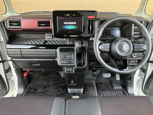 スズキ スペーシア カスタム HYBRID XS ターボ 埼玉県 2024(令6)年 0.7万km ピュアホワイトP 登録時6898km/ワンオーナー/ターボ車/両側パワースライドドア/セーフティサポート/　・デュアルセンサーブレーキサポート2/　・低速時前進後進ブレーキサポート/　・車線維持支援機能/　・車線逸脱抑制機能/　・標識認識機能/　・ふらつき警報機能/　・発進お知らせ機能/　・前後誤発進抑制機能/　・ハイビームアシスト/　・ヘッドアップディスプレイ/　・アダプティブクルーズコントロール/社外8型メモリーナビ（AVIC-CL912）/　・バックカメラ/　・フルセグTV/　・CD/DVD再生/　・USB端子/　・Bluetooth接続/　・SDミュージックサーバー/ハーフレザーシート/　・前席シートヒーター/　・後席オットマン/革巻きステアリング/　・ステアリングヒーター/電子式パーキングブレーキ/LEDヘッドライト/LEDフォグ/スマートキー×2/プッシュスタートボタン/後席サーキュレーター/アイドリングストップ/純正15インチAW/純正スポイラー/パドルシフト/保証書/取扱説明書/