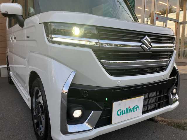 スズキ スペーシア カスタム HYBRID XS ターボ 埼玉県 2024(令6)年 0.7万km ピュアホワイトP 登録時6898km/ワンオーナー/ターボ車/両側パワースライドドア/セーフティサポート/　・デュアルセンサーブレーキサポート2/　・低速時前進後進ブレーキサポート/　・車線維持支援機能/　・車線逸脱抑制機能/　・標識認識機能/　・ふらつき警報機能/　・発進お知らせ機能/　・前後誤発進抑制機能/　・ハイビームアシスト/　・ヘッドアップディスプレイ/　・アダプティブクルーズコントロール/社外8型メモリーナビ（AVIC-CL912）/　・バックカメラ/　・フルセグTV/　・CD/DVD再生/　・USB端子/　・Bluetooth接続/　・SDミュージックサーバー/ハーフレザーシート/　・前席シートヒーター/　・後席オットマン/革巻きステアリング/　・ステアリングヒーター/電子式パーキングブレーキ/LEDヘッドライト/LEDフォグ/スマートキー×2/プッシュスタートボタン/後席サーキュレーター/アイドリングストップ/純正15インチAW/純正スポイラー/パドルシフト/保証書/取扱説明書/