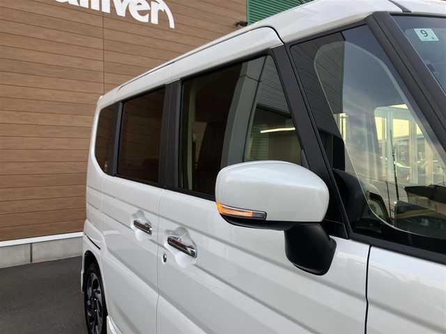 スズキ スペーシア カスタム HYBRID XS ターボ 埼玉県 2024(令6)年 0.7万km ピュアホワイトP 登録時6898km/ワンオーナー/ターボ車/両側パワースライドドア/セーフティサポート/　・デュアルセンサーブレーキサポート2/　・低速時前進後進ブレーキサポート/　・車線維持支援機能/　・車線逸脱抑制機能/　・標識認識機能/　・ふらつき警報機能/　・発進お知らせ機能/　・前後誤発進抑制機能/　・ハイビームアシスト/　・ヘッドアップディスプレイ/　・アダプティブクルーズコントロール/社外8型メモリーナビ（AVIC-CL912）/　・バックカメラ/　・フルセグTV/　・CD/DVD再生/　・USB端子/　・Bluetooth接続/　・SDミュージックサーバー/ハーフレザーシート/　・前席シートヒーター/　・後席オットマン/革巻きステアリング/　・ステアリングヒーター/電子式パーキングブレーキ/LEDヘッドライト/LEDフォグ/スマートキー×2/プッシュスタートボタン/後席サーキュレーター/アイドリングストップ/純正15インチAW/純正スポイラー/パドルシフト/保証書/取扱説明書/