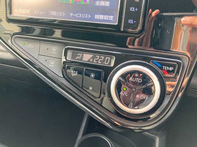 トヨタ アクア S スタイルブラック 愛媛県 2018(平30)年 5.4万km ダークブルーマイカ 禁煙車 /純正ナビ(NSZT-W68T) /・CD DVD Bluetooth フルセグTV /バックカメラ /前座席シートヒーター /ビルトインETC /オートライト /・オートハイビーム /衝突軽減ブレーキ /レーンキープアシスト/コーナーセンサー /プッシュスタート/・スペアキー/フロアマット/取扱説明書